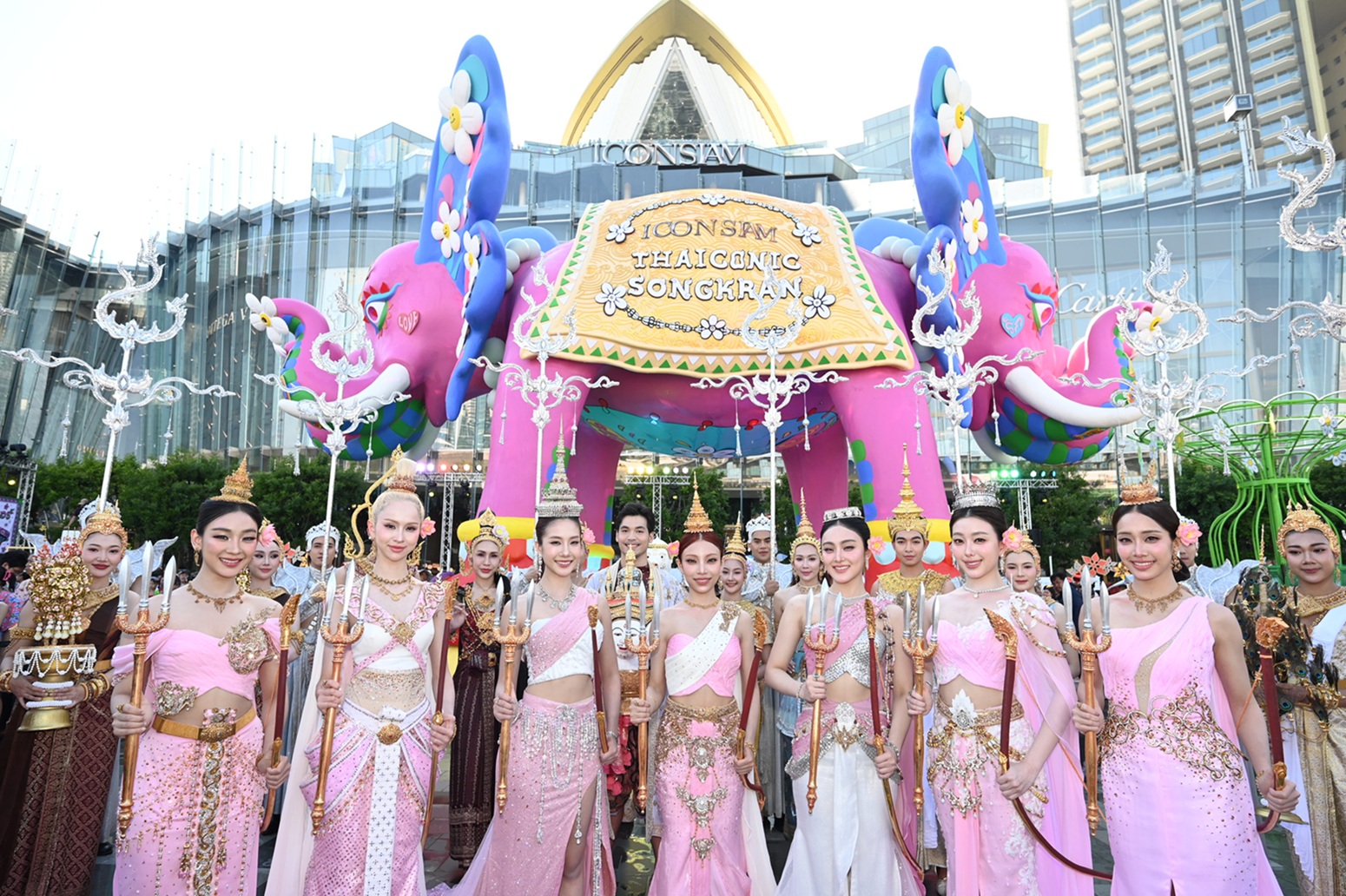 ไอคอนสยามคึกคัก สาด สนุก สุข สิริมงคล สงกรานต์ไทย ครั้งแรกของ “4EVE” สลัดลุคเกิร์ลกรุ๊ปสุดฮอตเป็นนางสงกรานต์รากษสเทวี ในงาน “ICONSIAM THAICONIC SONGKRAN 2026”