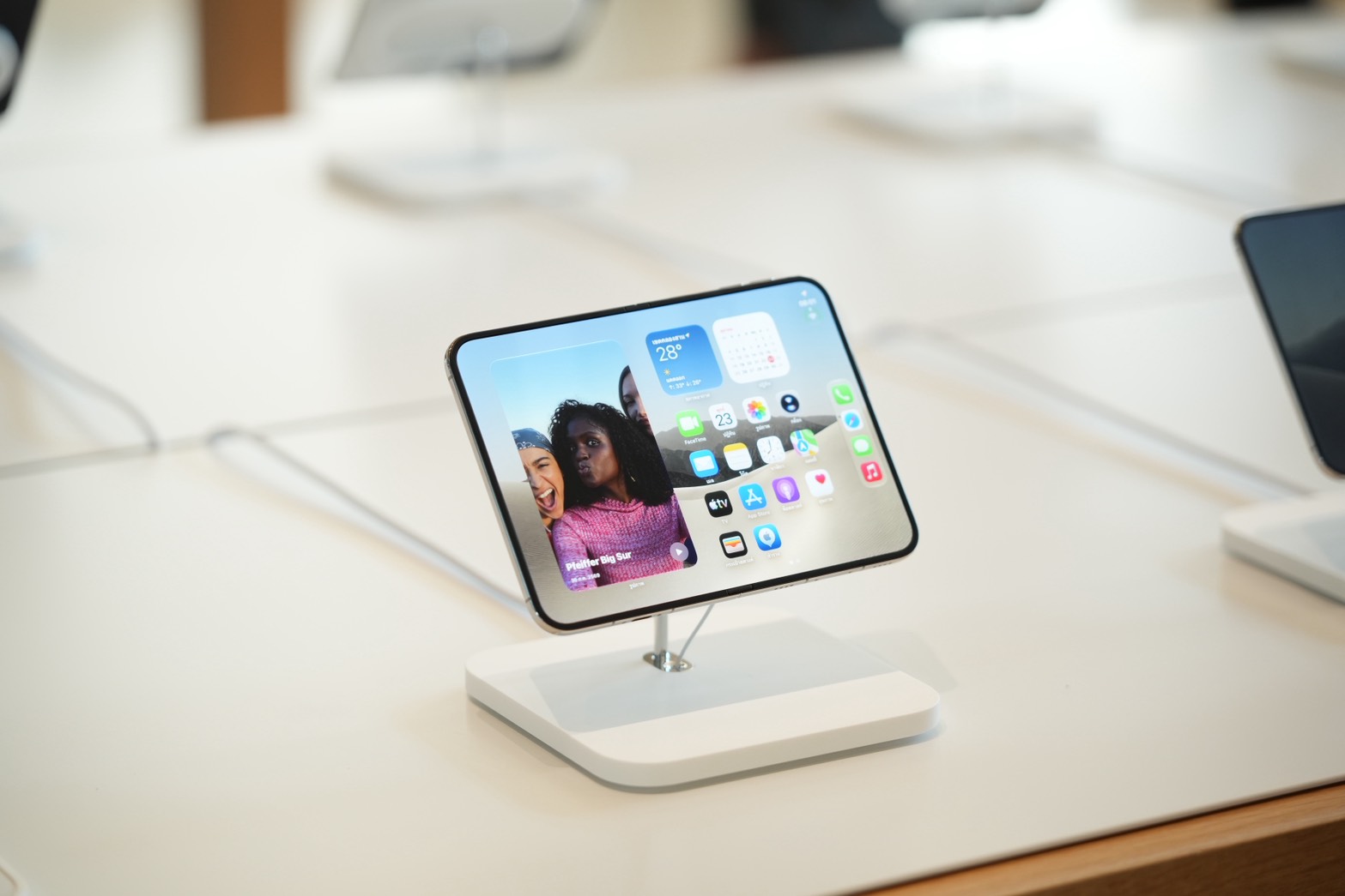 Apple Store ICONSIAM ต้อนรับการวางจำหน่าย iPhone Duo อย่างเป็นทางการ